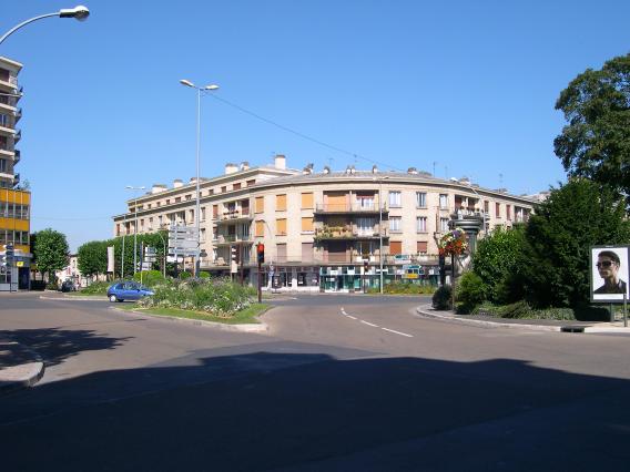  Carrefour proche de la gare